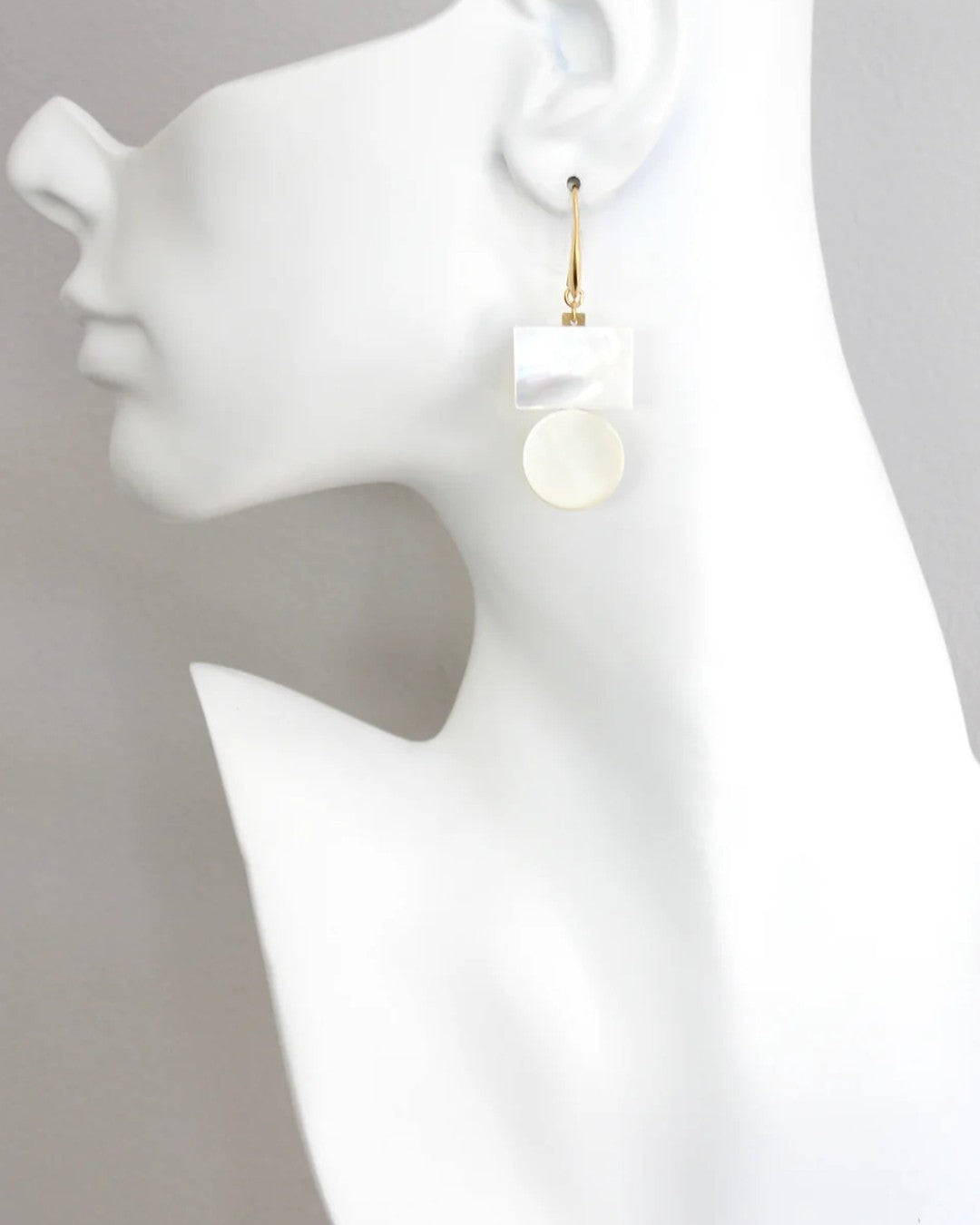 White shell earrings with 18k gold-plated brass