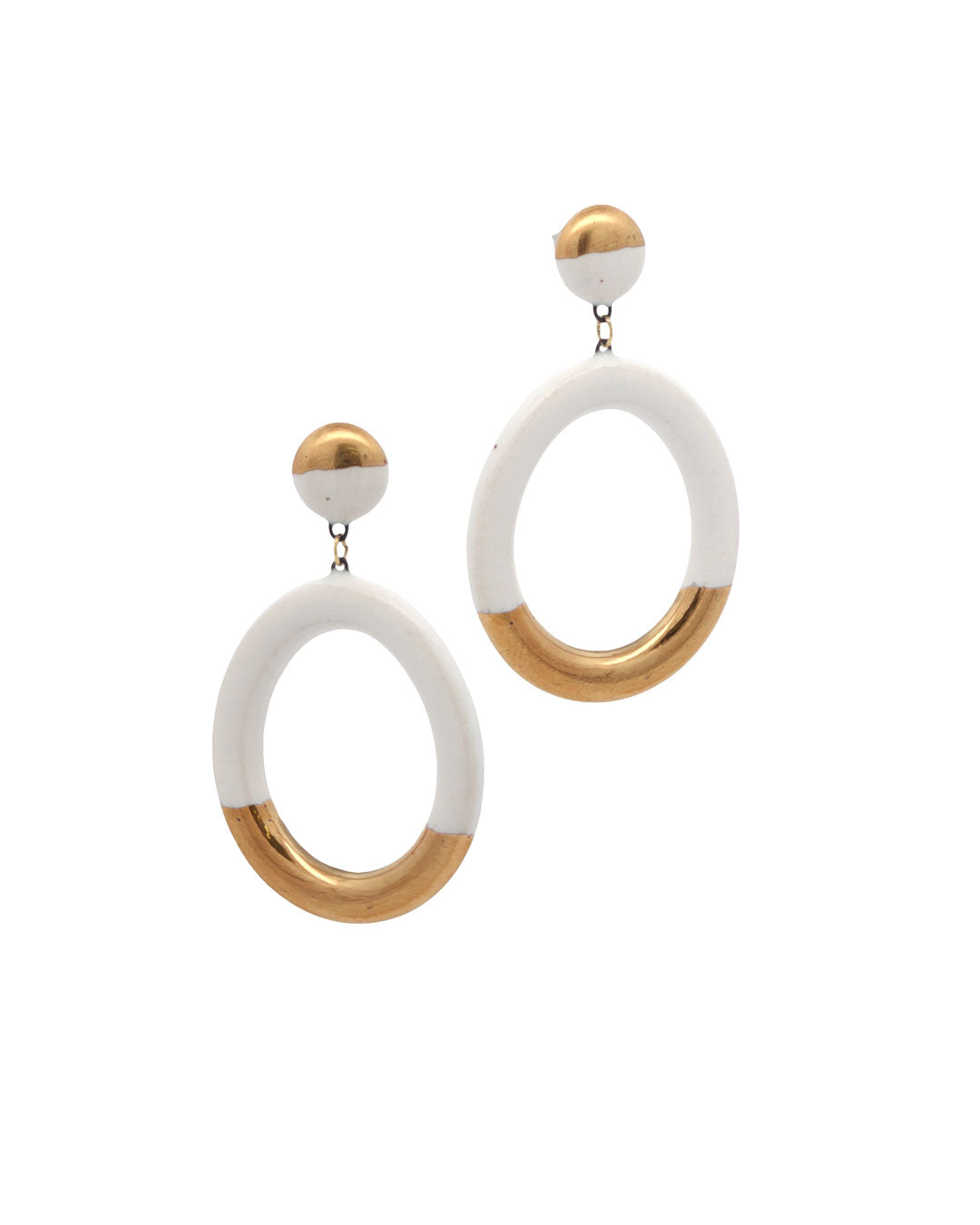 Oval ceramic dangle earrings in white and gold