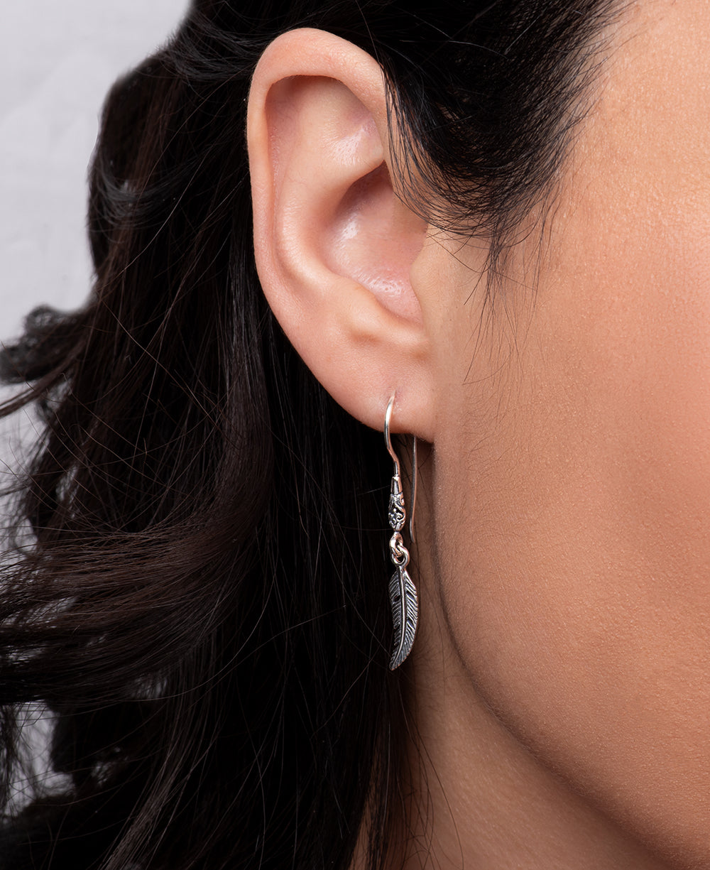 Lightweight feather design earrings