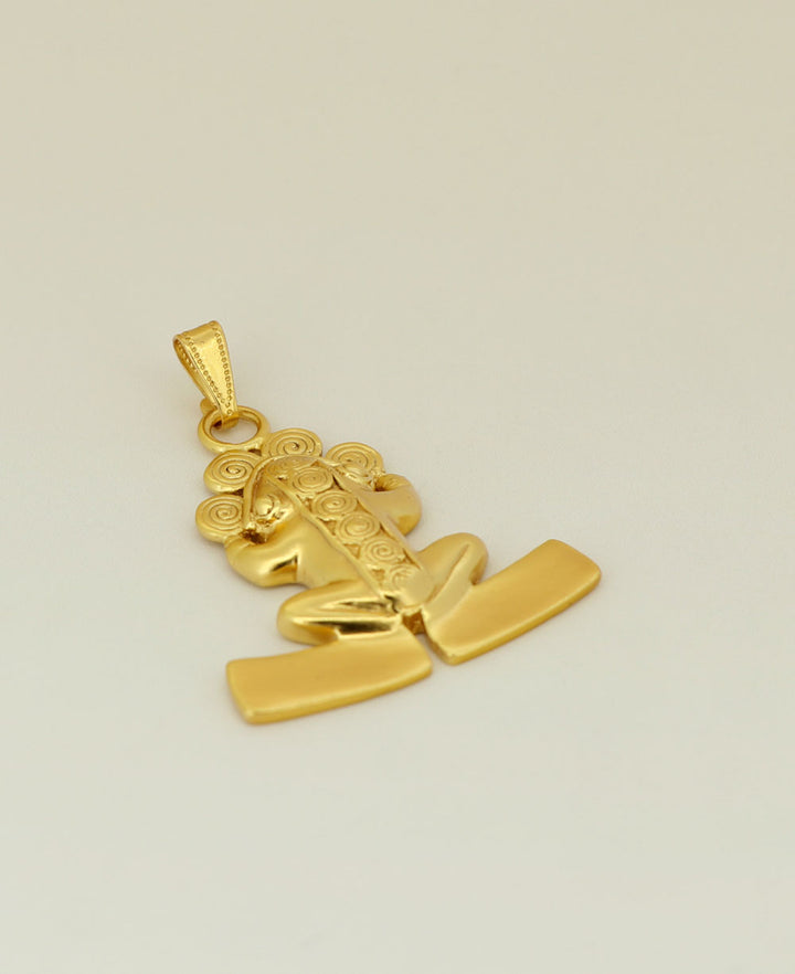 Side  view of the beautifully crafted gold frog pendant, displaying detailed workmanship.